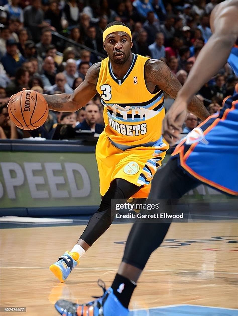 雷霆三少联手赢的第一轮系列赛打的正是平民掘金